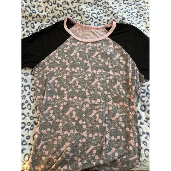 torrid Tops - Torrid Purple & Black Skulls 3/4 Sleeve Henley Crewneck Size 1‎